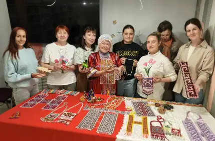 Участники погрузились в атмосферу традиционной культуры Ямала и создали неповторимые браслеты из бисера с этническими мотивами.