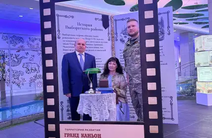 Глава района ознакомился с экспонатами выставки, а также встретился с директором СПБ ГБУ «ЦБС Выборгского района» Раисой Николаевной Панковой и командой торгового центра